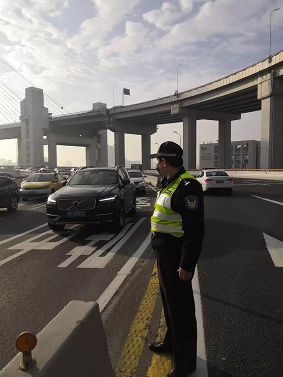 2020年2月10日上海早高峰，交警在道路上维持秩序。